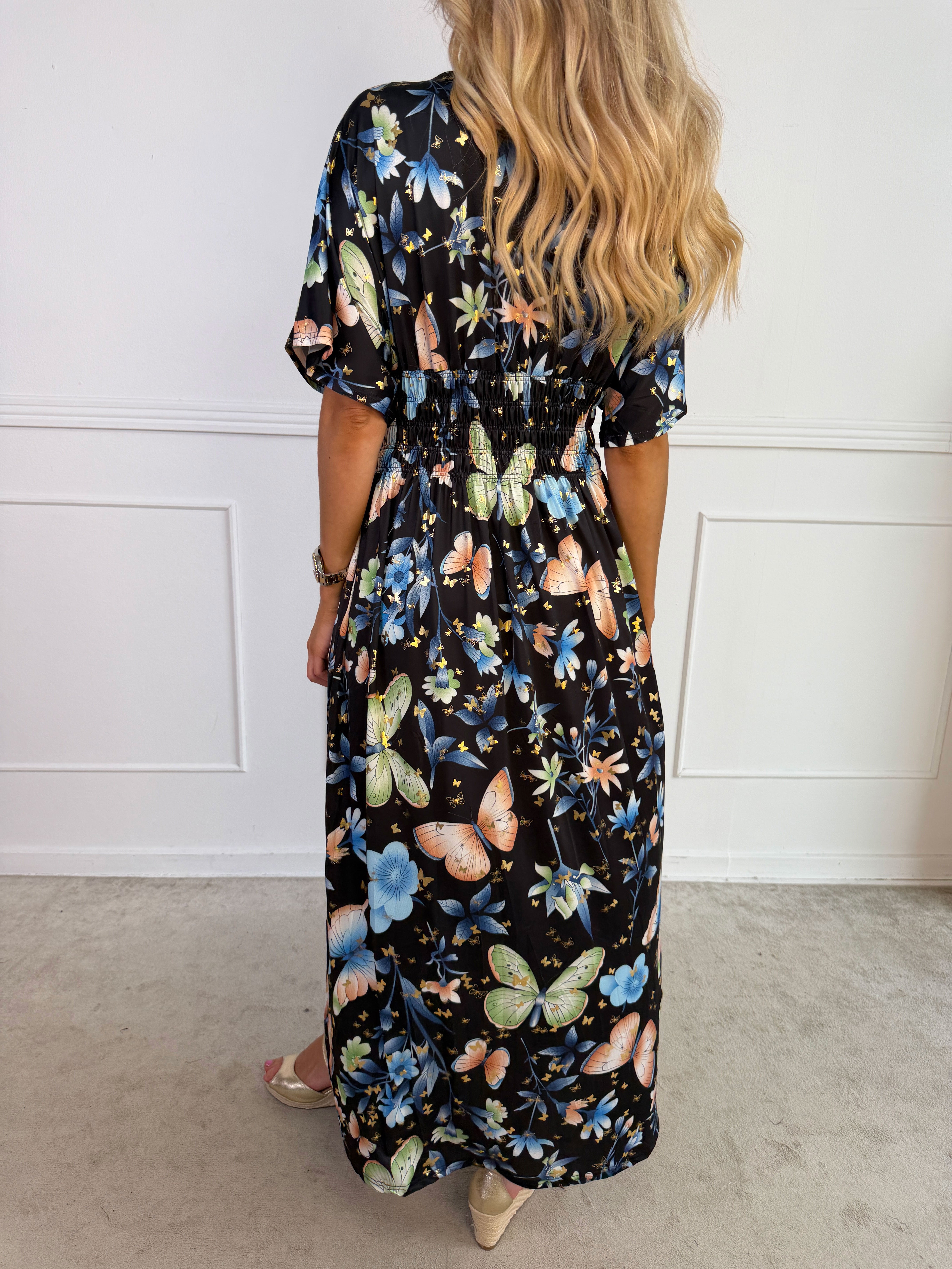 Pams Fairytale - Lang elastisk kjole i fint blomster- og sommerfugleprint